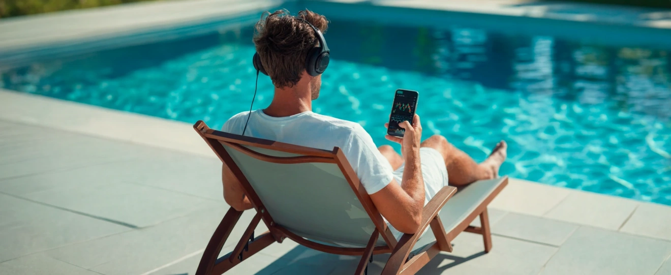 Homem numa espreguiçadeira a consultar um gráfico de investimentos na App Millennium