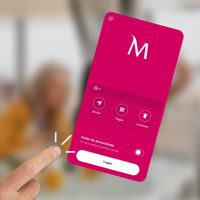 Ecrã de aplicativo com cor cerise num telemóvel com ícones e texto em branco e uma mão a interagir com o ecrã