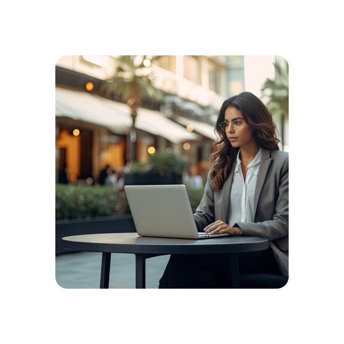 young woman siiting in a coffe table with laptop