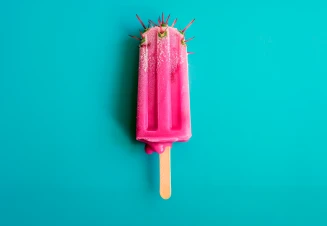 Gelado cor de rosa com picos