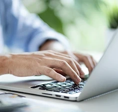 Pessoa a escrever num computador portátil