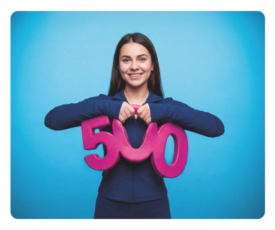 Menina a segurar um 500
