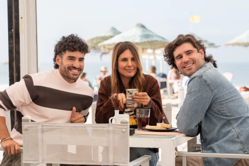 José Condessa e mais dois atores, a representar as personagens Sara Guimarães e Filipe Ribeiro, a sorrirem enquanto olham todos para o mesmo sítio