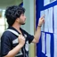 Jovem estudante a consultar pautas num quadro de avisos