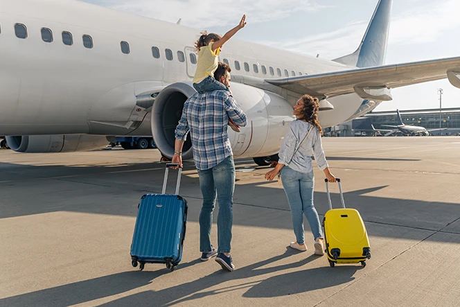 casal com filha, a embarcar num avião