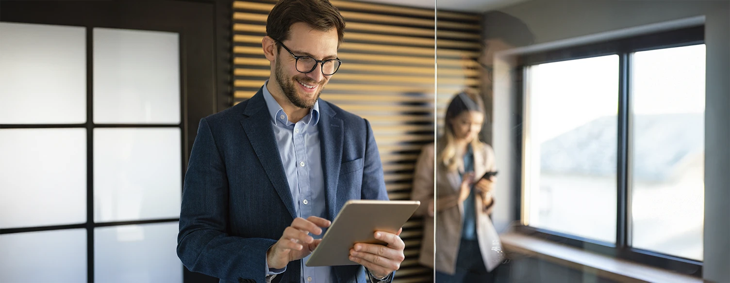 homem e mulher, num escritório, com tablets na mão