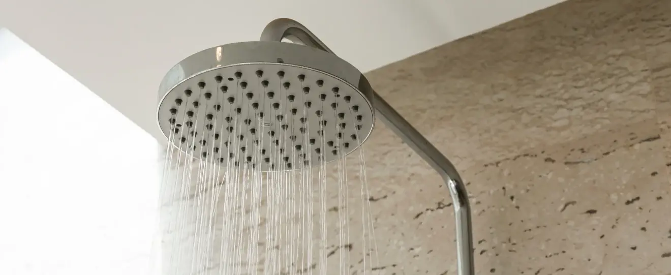 Chuveiro com água a correr