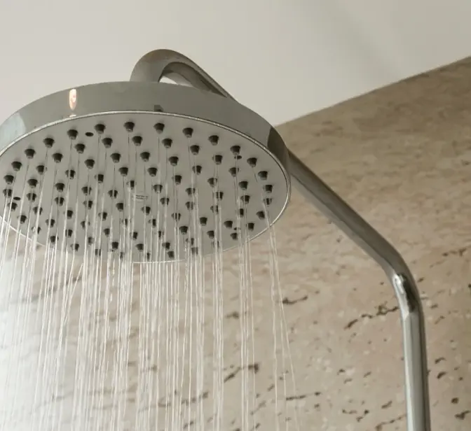Chuveiro com água a correr