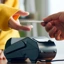 Pessoa a fazer um pagamento com cartão num terminal automático