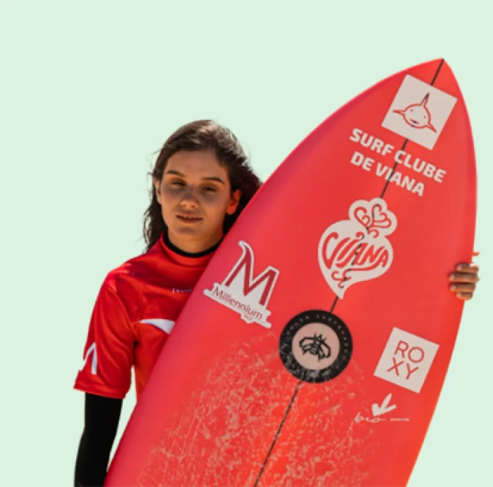 Marta Paço a segurar uma prancha de surf
