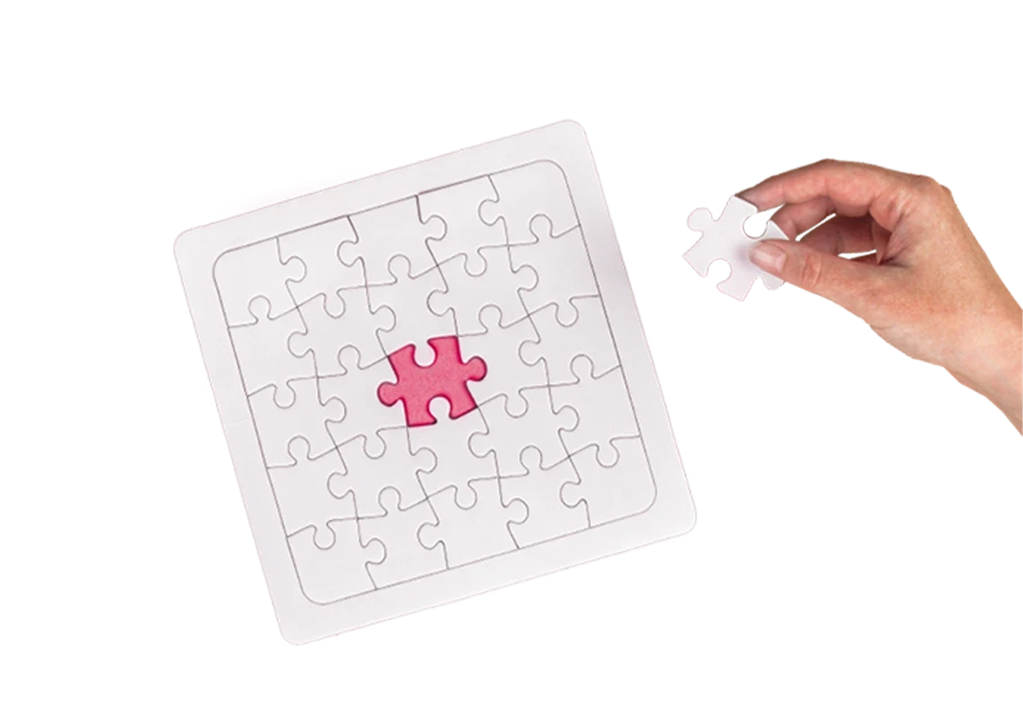 puzzle quase completo, com mão a segurar a última peça