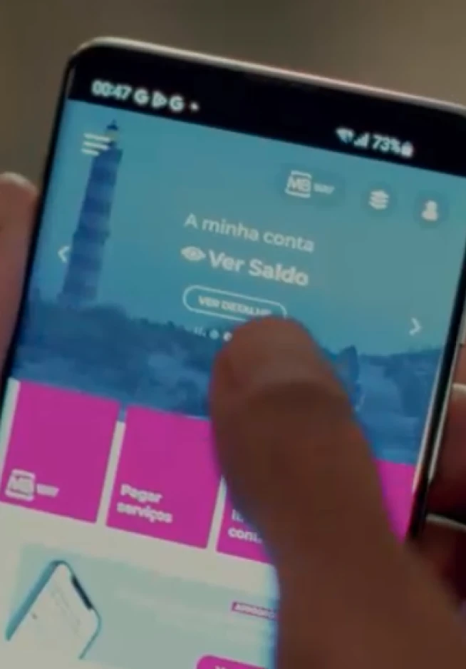 Telemóvel com ecrã inicial da App Millennium com sessão iniciada