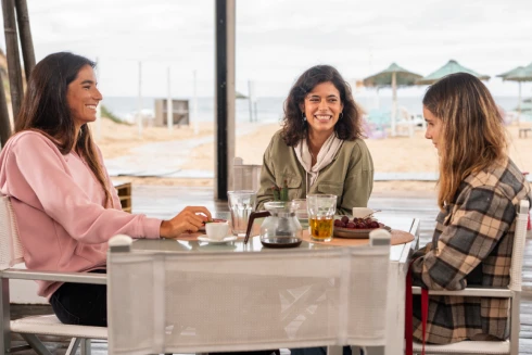 Catarina Maia (personagem), a Marta Paço e a Teresa Bonvalot a conversarem num bar de praia