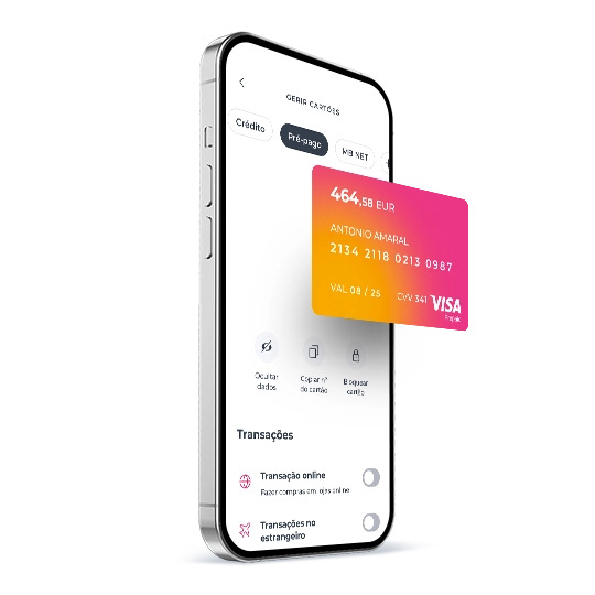 telemóvel com ecrã da App Millennium e cartão Pré-pago em cima