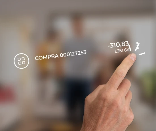 Dedo a apontar para o valor de uma compra num ecrã com um extrato de movimentos