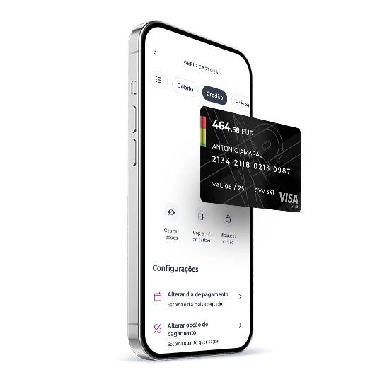 telemóvel com ecrã da App Millennium e cartão TAP Platinum em cima