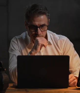 Homem a olhar atentamente para o ecrã do seu computador