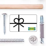 Peças metálicas e de madeira alinhadas com um cartão-presente IKEA ao lado