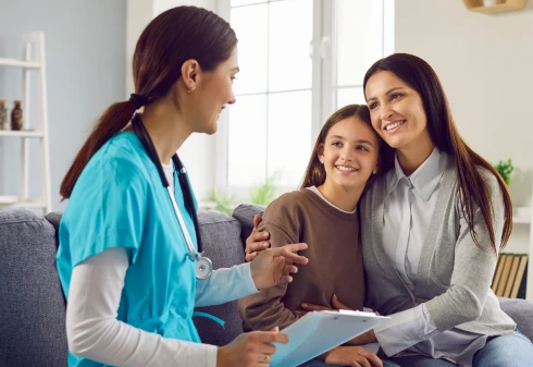 médica a fazer consulta no domicílio, a mãe e filha