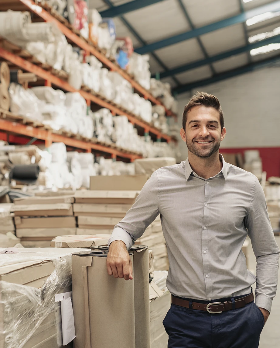 Rapaz em armazém a sorrir