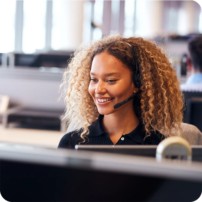 senhora sorridente num call center
