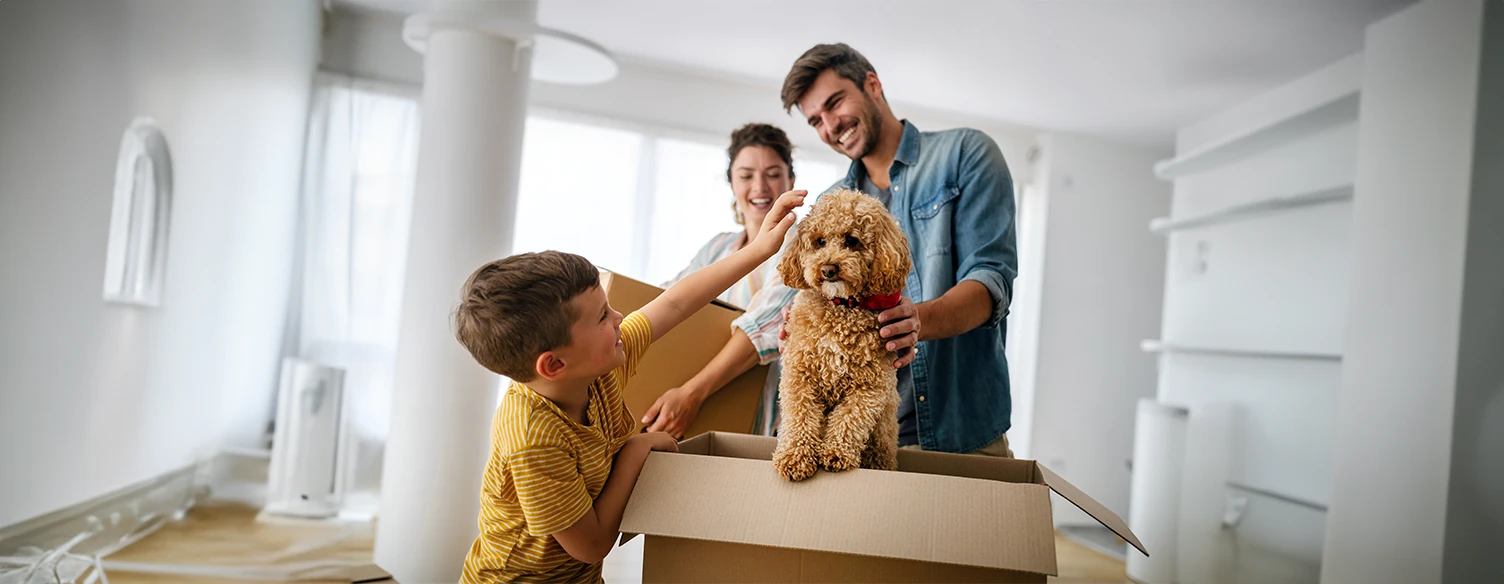 casal com filho a brincar com o seu cão