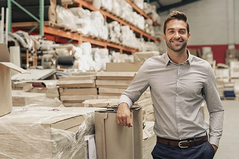 Rapaz em armazém a sorrir