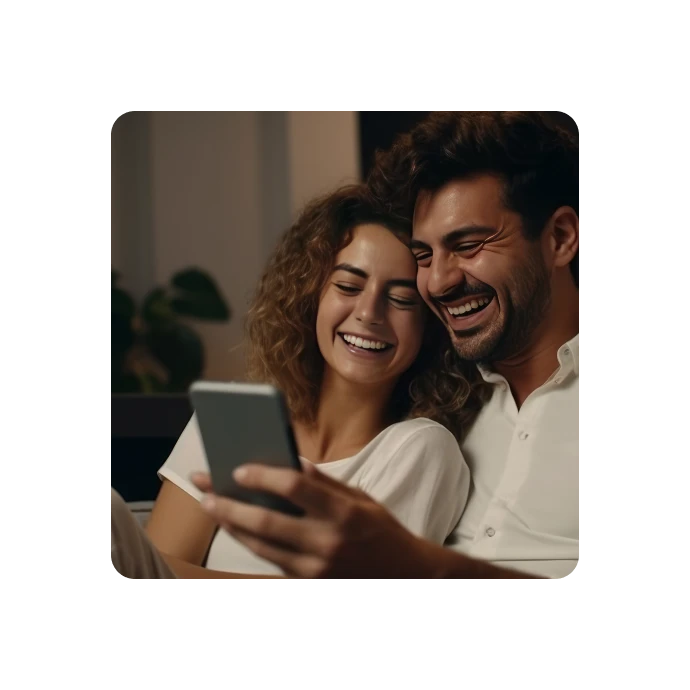 casal feliz com telemóvel