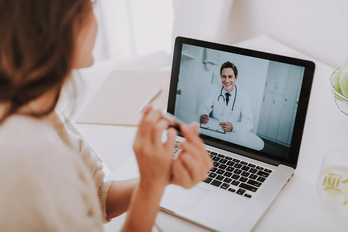 senhora em teleconsulta com médico