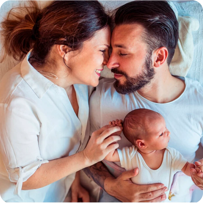 casal deitado com bebé