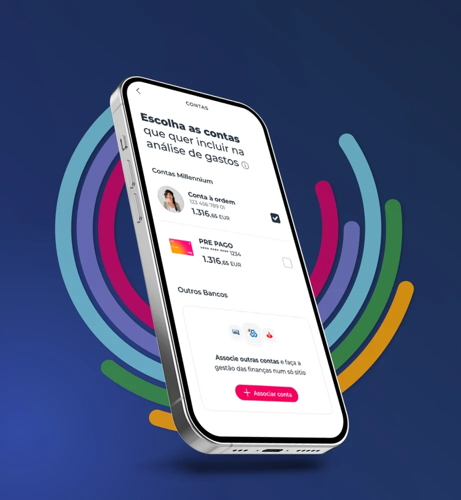Telemóvel com ecrã da App Millennium com o texto "Escolha as contas que quer incluir na análise de gastos", podendo incluir outras contas de outros Bancos