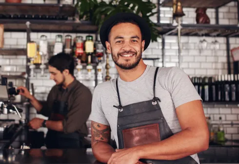 2 baristas num café