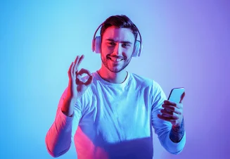 Rapaz a fazer impecável com uma mão e a pegar num telemóvel