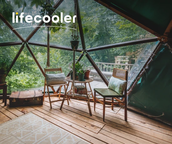 Interior acolhedor de um domo geodésico no meio da natureza com decoração rústica e logótipo Lifecooler.
