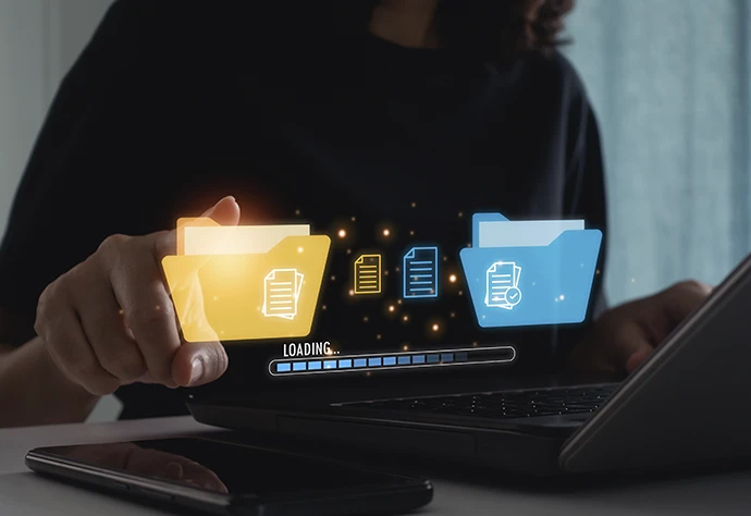 pormenor de mãos e computador, com icon de documentos