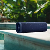 Coluna Xiaomi de cor preta, à beira de uma piscina