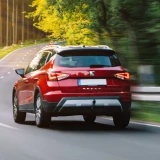 Carro em estrada com vegetação