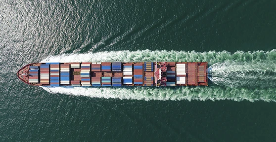 Barco a navegar e a transportar contentores de mercadorias