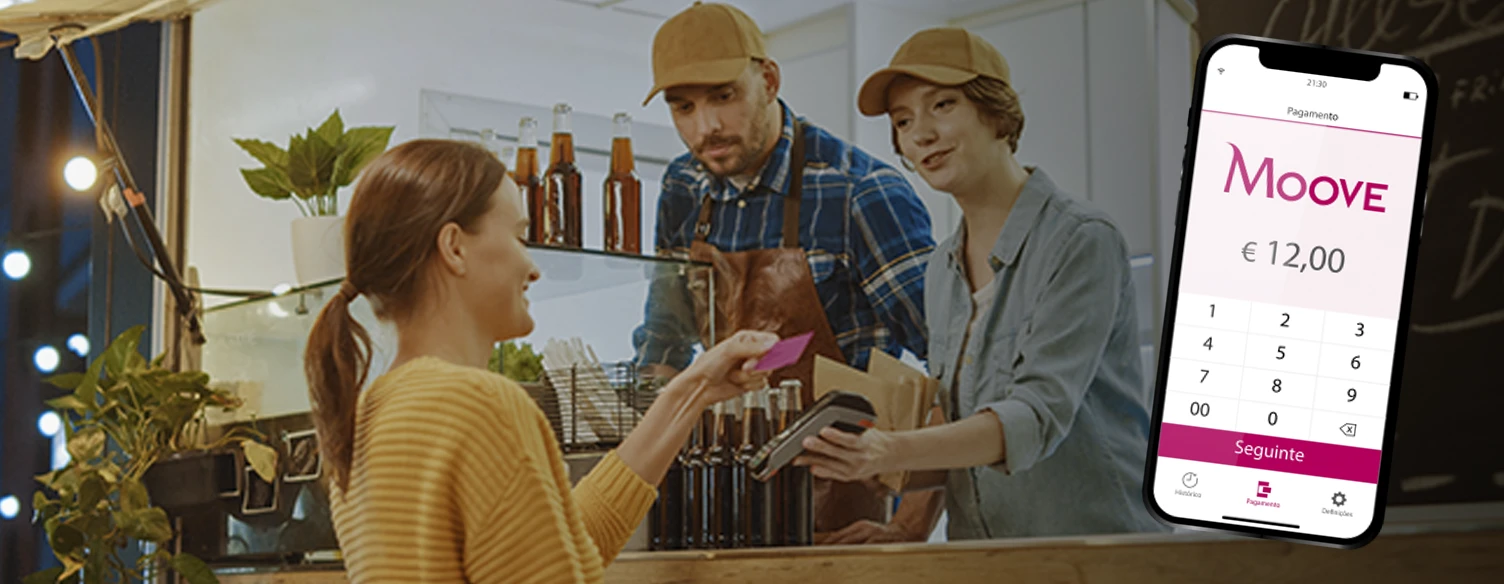 senhora a pagar conta numa mercearia, com cartão contactless num TPA, e imagem da App Moove