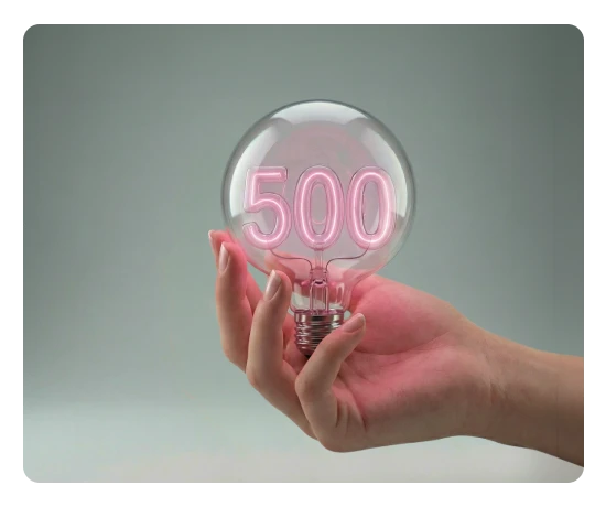 Mão segura lâmpada com número 500 iluminado em rosa