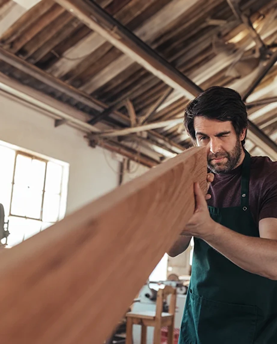 Homem de barba a trabalhar com madeira