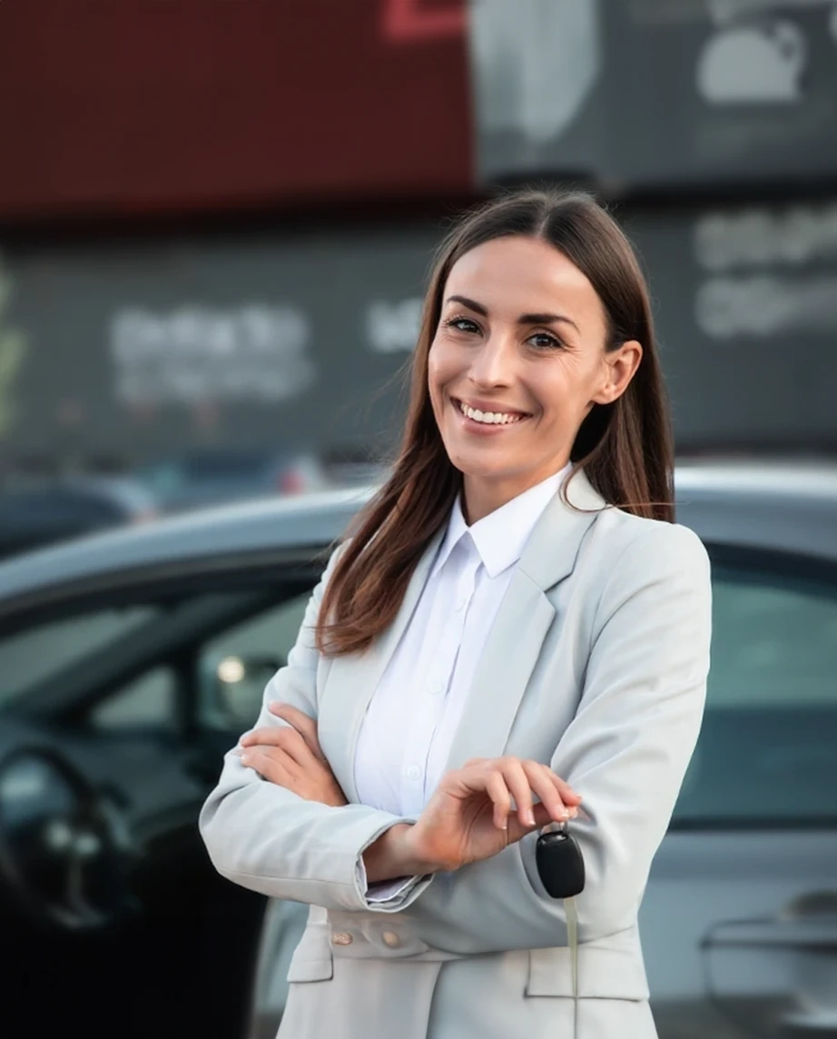 senhora sorridente com chave de carro na mão