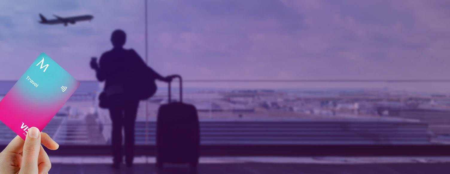 mão a segurar cartão Travel com imagem de aeroporto