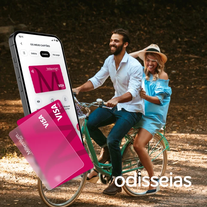 Casal feliz anda de bicicleta no campo com App Millennium e cartões Classic e digital em destaque