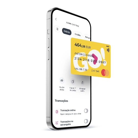 telemóvel com ecrã da App Millennium e cartão de débito GO! em cima