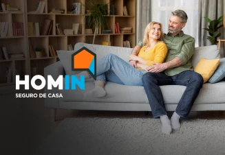 casal no sofá