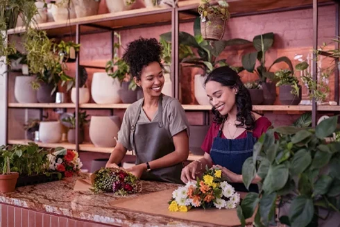 2 senhoras a fazer bouquets em loja de flores