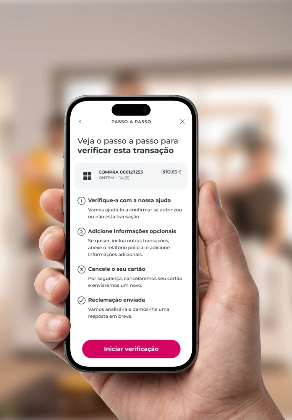 Mão segura telemóvel com os passos para verificar uma transação na App Millennium