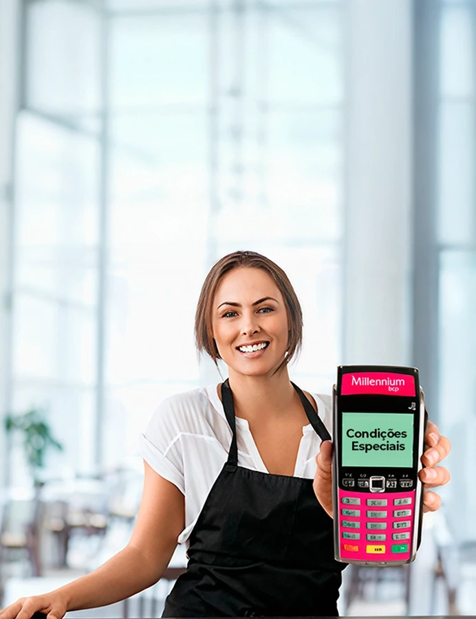 senhora sorridente, com avental, a segurar um TPA Millennium com texto "Condições Especiais"