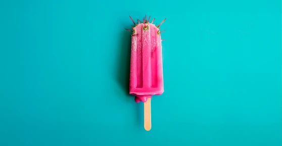 Gelado cor de rosa com picos
